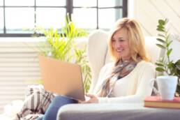 Imagem mostra mulher se preparando para saber como dar entrada na aposentadoria